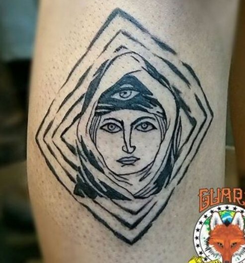 Μουσουλμανικό τατουάζ με το πρόσωπο ενός κοριτσιού