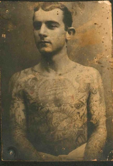 Egy férfi tetoválásokkal az 1910-es évekből