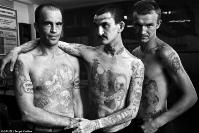 Kuvan miehet ovat jengiläisiä, jotka ovat joutuneet vankilaan erilaisista rikoksista, kuten huumeista, varkauksista, kiskonnasta ja murhasta.
