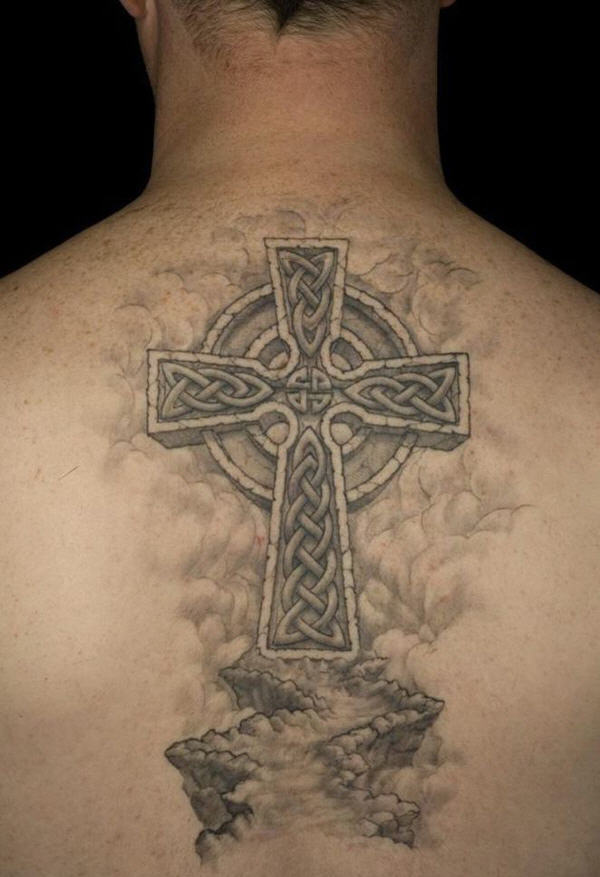 Uomo tatuaggio amuleto croce del sole