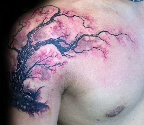 Tetovanie čerešne na mužskom ramene