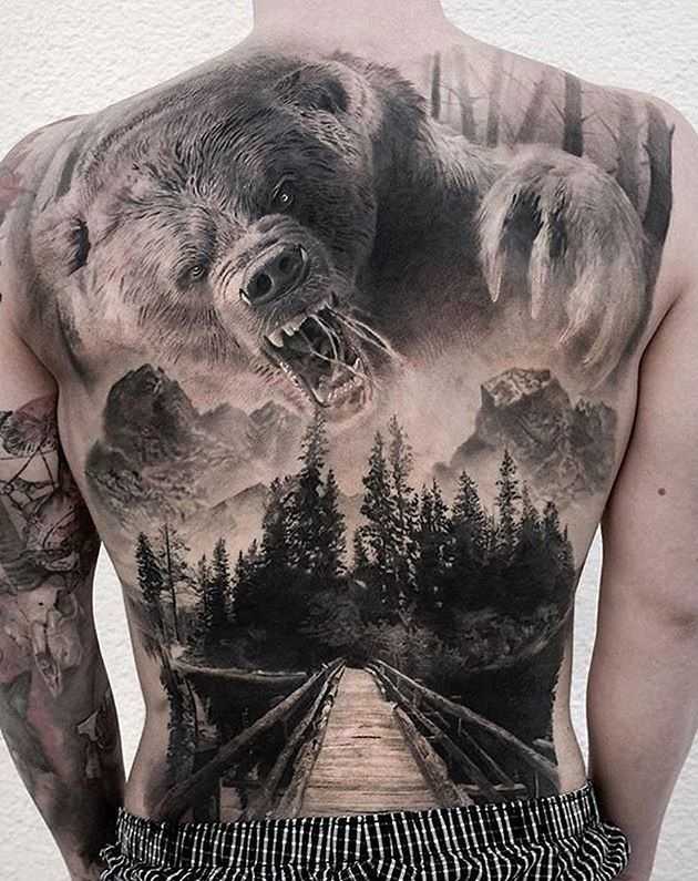 Realizmo stiliaus vyrų nugaros tatuiruotė - meška