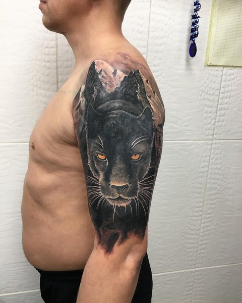 Vyro tatuiruotė su pantera ir kalnu ant peties