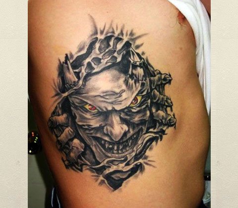 Mandlig tatovering af en dæmon