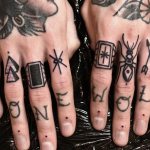 Mannen tatoeages op vingers