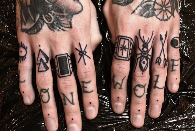 Vīriešu tetovējumi uz pirkstiem