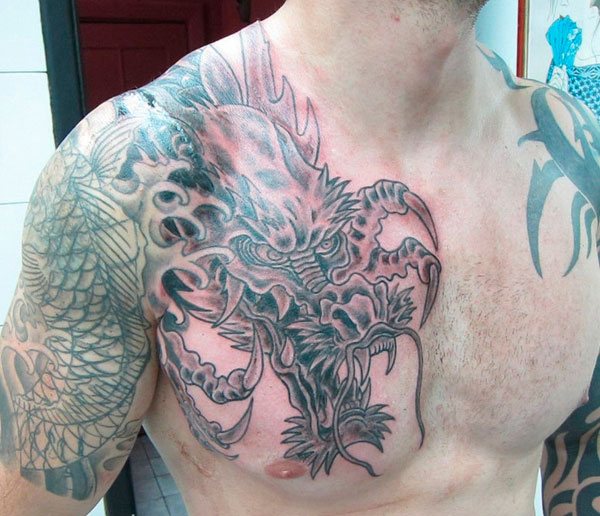 Mænds tatoveringer på brystet 8