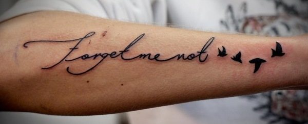 Vīriešu tetovējumi uz rokas: uzraksti ar tulkojumu, to nozīme, skaisti ar nozīmi, ķeltu modelis, maza, pilna roka, skices.