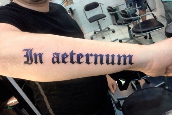 Men's Tattoo on Arm: vertaalde inscripties, hun betekenissen, mooie betekenis, Keltische knoop, klein, volledige arm, tattoo ontwerpen
