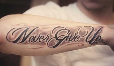 Pánske tetovanie na ruke: nápisy s prekladom, ich význam, krásne s významom, keltský vzor, malé, plné rameno, náčrty