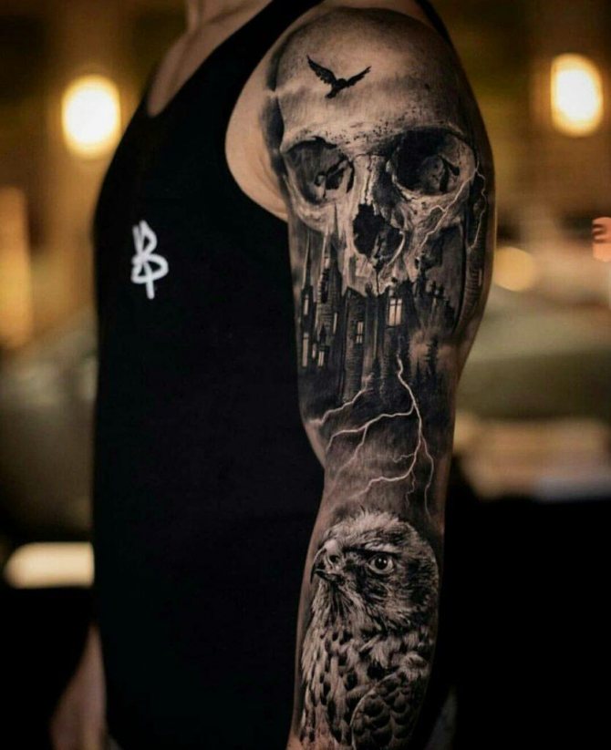 Bărbat negru și alb tatuaj manșon tatuaj. Craniu și vultur