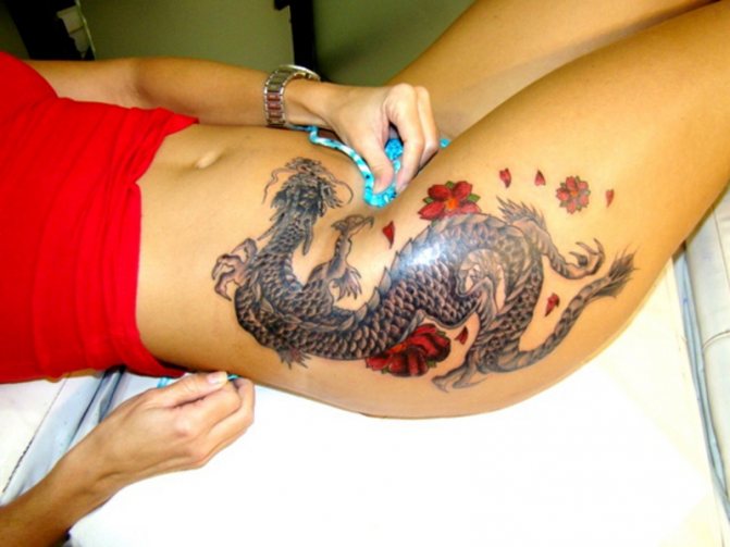Tetovanie draka vyzerá dobre na boku