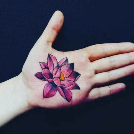 En blomst tatoveret på håndfladen