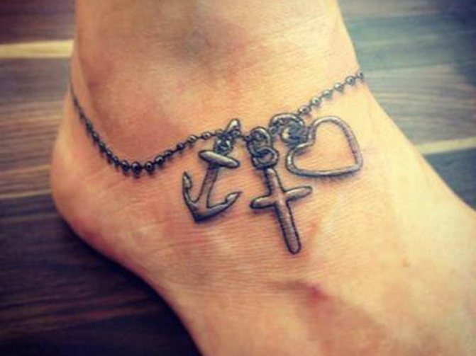 I tatuaggi possono anche essere usati per rappresentare cose simboliche sulla caviglia