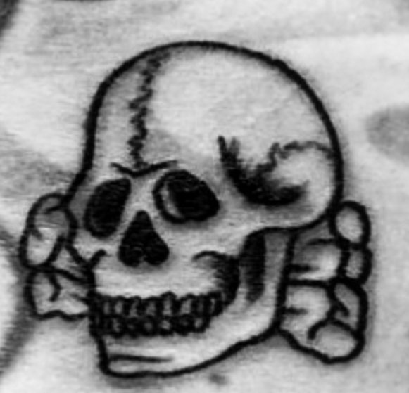 Náci tetoválás: koponya és csontok