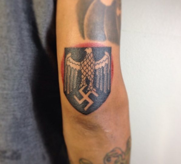 Nazistowski tatuaż na łokciu: Swastyka
