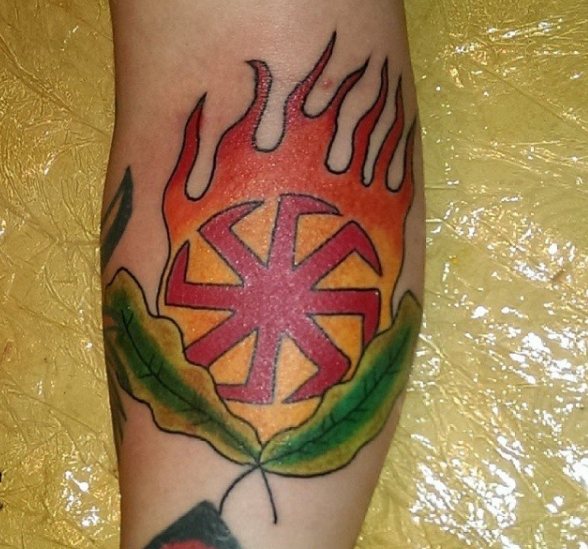 Tatuaż nazisty przedstawiający znak runiczny w ogniu
