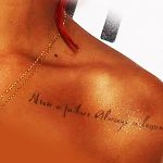 Tetovanie na hrudi Rihanny