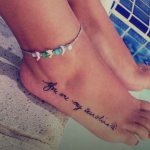Tatuointi tytön jalassa
