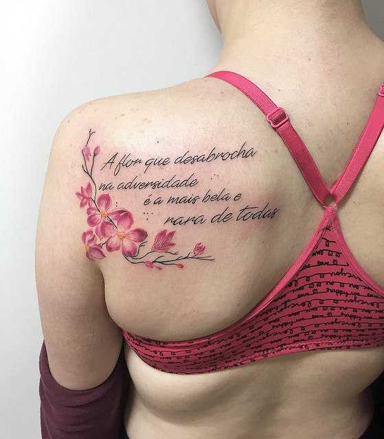 inscrição de tatuagem no antebraço