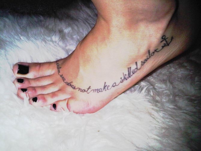 A lábon lévő tetoválás felirat hosszú lehet