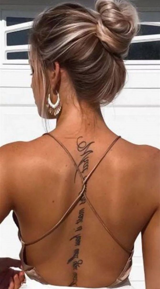 Le iscrizioni del tatuaggio si adattano perfettamente a qualsiasi vestito