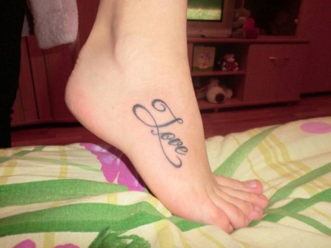 Tetovanie na vnútornej strane chodidla môže byť čo najlakonickejšie.
