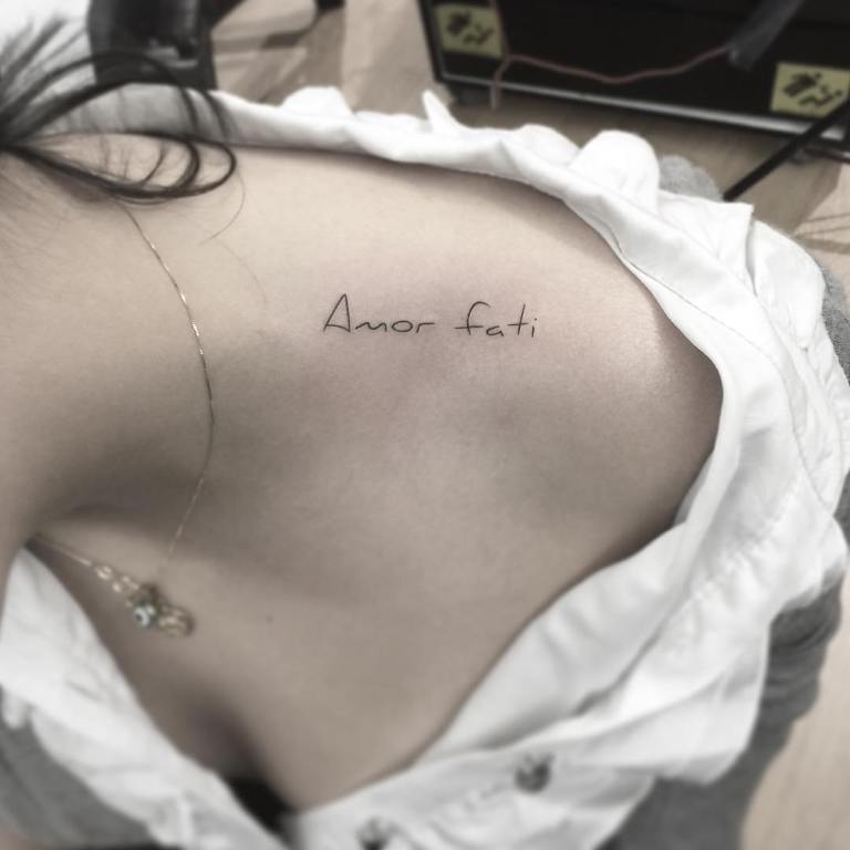 Inscrição de tatuagem em latim com tradução para tatuagem