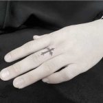 親指に十字架のタトゥー