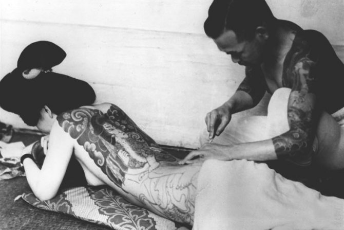 Egy gésa testének tetoválása