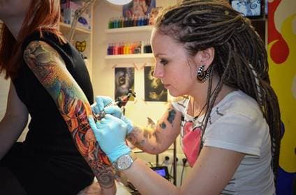 Κορίτσι με μανίκι τατουάζ