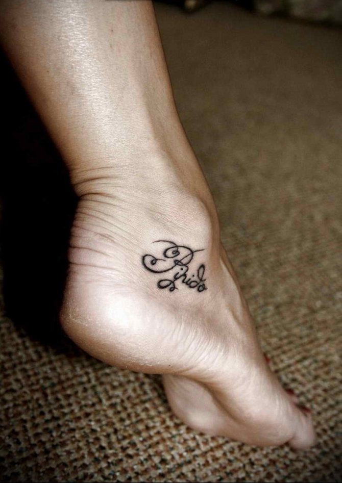 Lille tatovering ved anklen