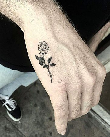 Pieni tatuointi kädessä