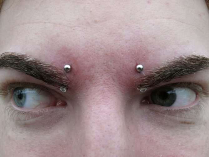 Ασυνήθιστο piercing