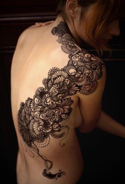 Въпреки че не е дантела, този фин и декоративен дизайн на татуировка е вдъхновен от дантела.