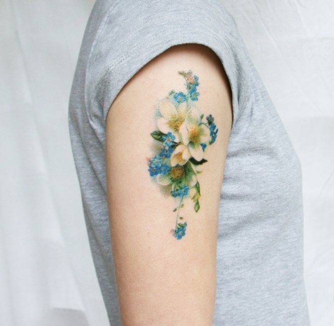 Švelni laukinių gėlių tatuiruotė ant peties