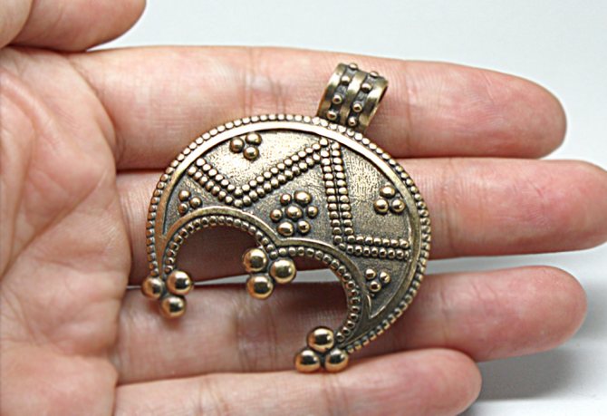 Lua de amuleto sob a forma de um pingente