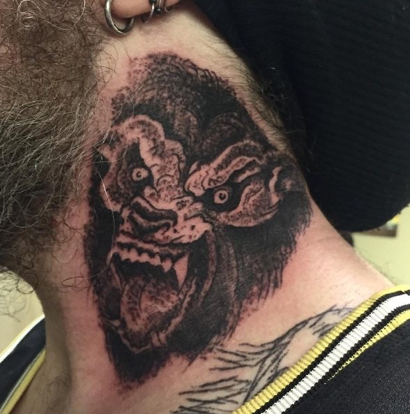 Λυκάνθρωπος στο λαιμό ενός άντρα, τατουάζ