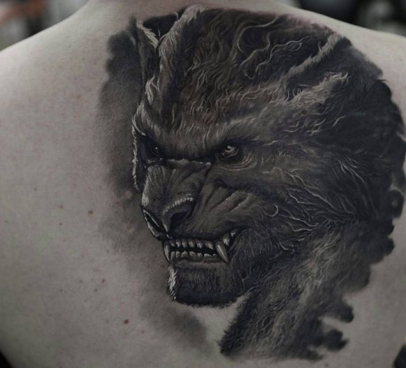 Tatuaż wilkołaka na plecach faceta
