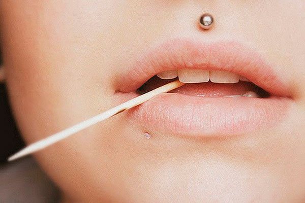 Traitement du piercing des lèvres