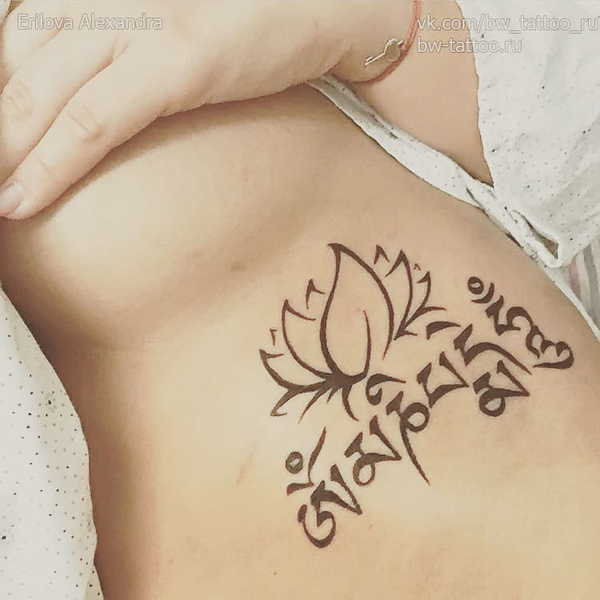 Om Mani Padme Hum tatuointi sivussa