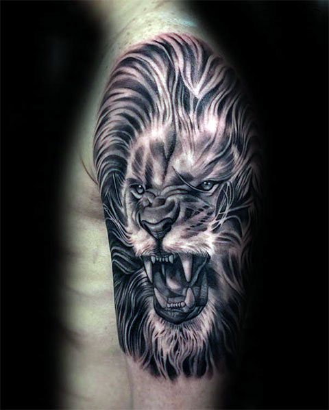 Sorrir o leão - tatuagem no braço masculino