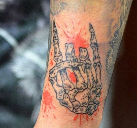 Degetele scheletului - tatuaj rock