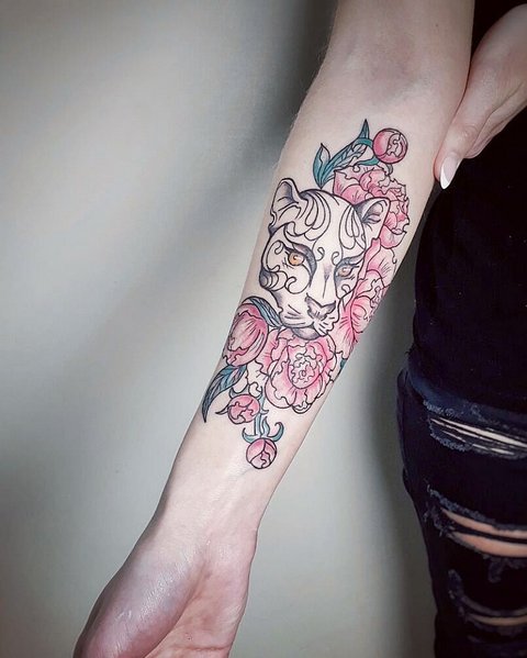 Pantera con fiori sul braccio