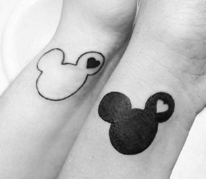 tatuaggio accoppiato con mikki mouse