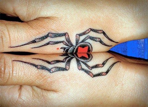 Parret tatovering med en edderkop