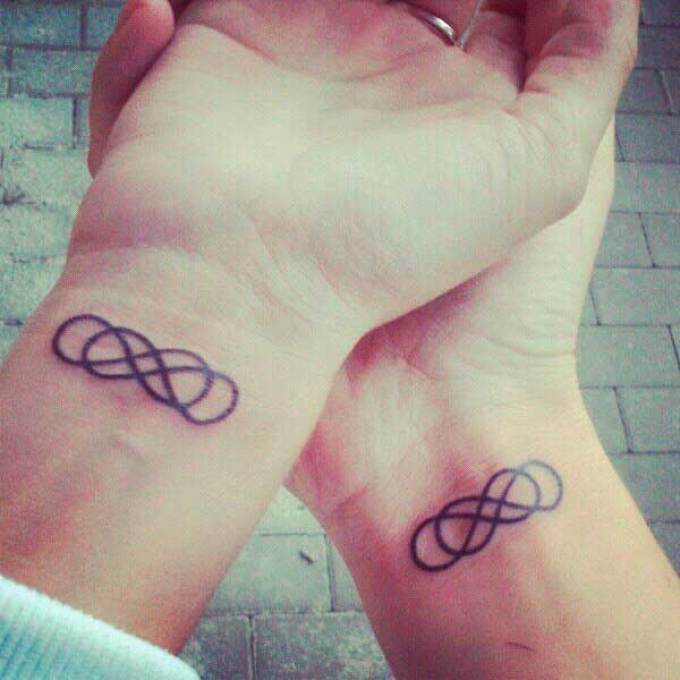 Un tatuaj de infinit împerecheat pe încheietura mâinii