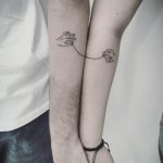 Par tatoveringer i form af en bindende tråd