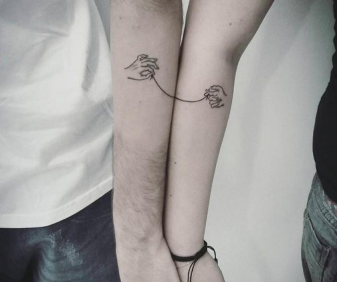 Par tatuering i form av en tråd