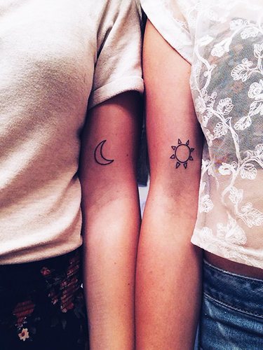 Tetoválások barátnőknek kis párosítva a karon, lábon, csuklón, kulcscsonton. Fotó